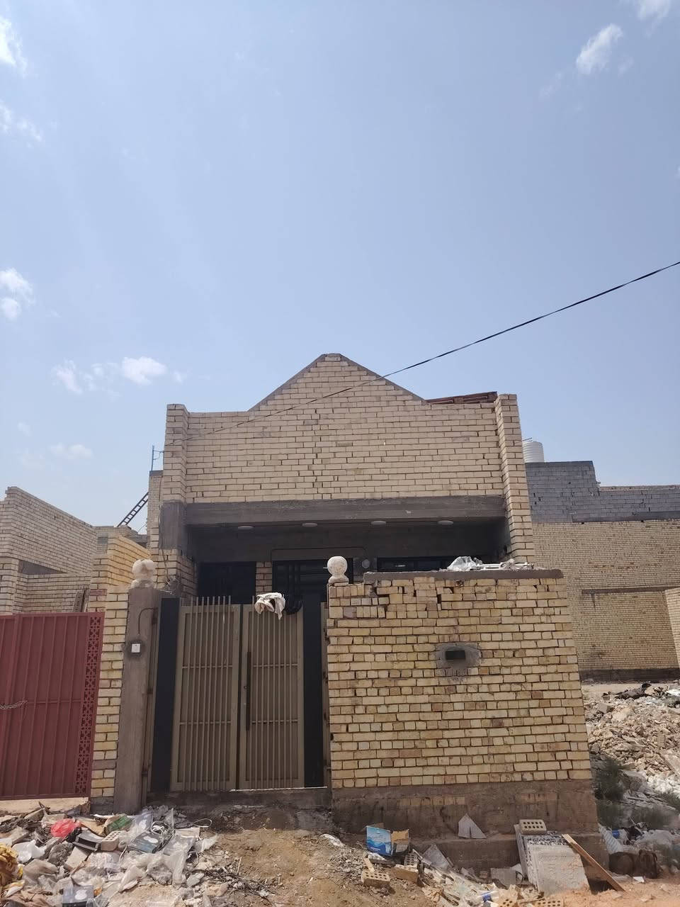 سلام عليكم متاح
بيت طابق واحد مساحه90متر بنا جديد
مكانه 2/8 سكينه سعره67  وبي مجال
 يرهم مراوس بيت أو قطعت ارظ حسب النتفاق
*********** ستفسار التصال
