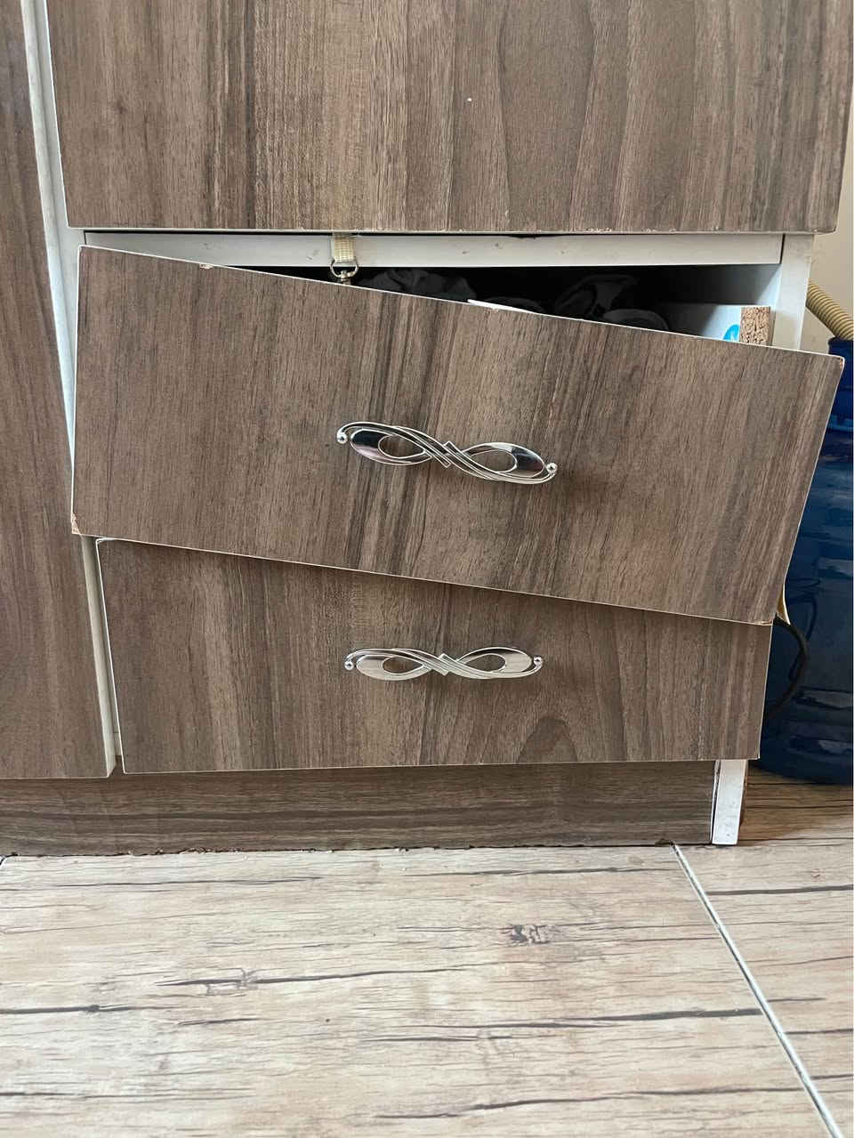 🏠 خزانة ملابس للبيع – بابين مع مرآة

خزانة ملابس خشبية أنيقة وعملية، مناسبة لغرفة النوم، وبها مرآة كبيرة + بابين + درجين.

📏 القياسات:

* الارتفاع: 197 سم
* العرض: 90 سم

✨ المميزات:

* تصميم أنيق ولون خشبي جميل
* مساحة تخزين جيدة للملابس
* مرآة كبيرة
* بابين ودرجين
* المقابض والأقفال موجودة
* الخزانة كما موضحة بالصور

💰 السعر: 140,000 دينار عراقي
🔥 السعر قابل للتفاوض للجادين

📍 الموقع: النجف الأشرف

📱 للتواصل واتساب:
***********

⚡ اللي مهتم يتواصل على الواتساب، والبيع للأسرع إن شاء الله. النجف, العراق
