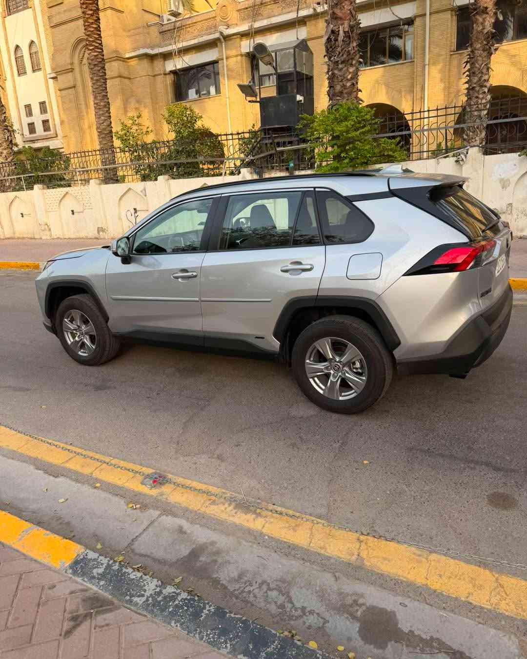اعلى فئة راف فور هايبرد XLE 
موديل 2024 اخت الزيرو 7400 ماشي

السيارة Xle يعني فول الاخير ✅
فتحة سقف سلايد 
ستيرن تدفئة كشن تدفئة 
صندوق كهرباء 
اوامر صوتية 
كاميرا 360 
رقمها بغداد بأسمي 

بدون شاصي بدون ايرباك بدون 
حوض بدون دواخل 
الضرر : تبديل جاملغ خلفي + تبديل باب سائق

سعرها 🟥 سوي تعليق تصلك رسالة ماسنجر

رقم هاتف ***********

