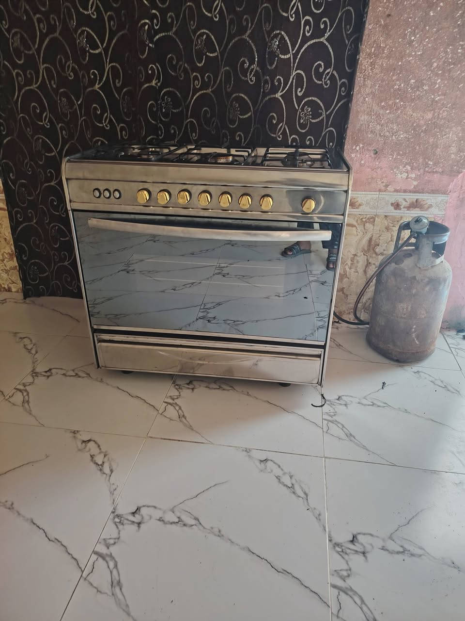 السلام عليكم طباخ يونفرسال مصري اصلي شرط الفحص نار زركه وعاليه افرانه شغاله فوك وجوه شوفت عينك سعره 170وبيه مجال مكاني ناصريه مركز ***********
