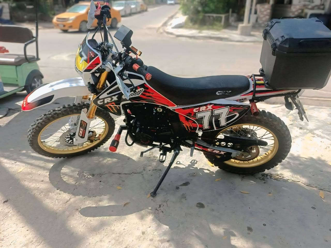 السلام عليكم قفاز CRX محرك 250 دراجه اخت الزيرو ونضيفه حيل الدراجه ماتصرف بانزين ابد ودراجه مااطلع بيه هواي وشمااحجي عليه قليل شلعه ومعدل كلش حلو نقصه بس الفج مال البريك الوره واكف يرادله تبديل سعره الدراجه مليون و600 وكلشي اكو بل سوق وبيه مجال لشراي وهاذا رقمي *********** ومتواجد خاص مكاني بغداد حي تونس افاق عربيه
