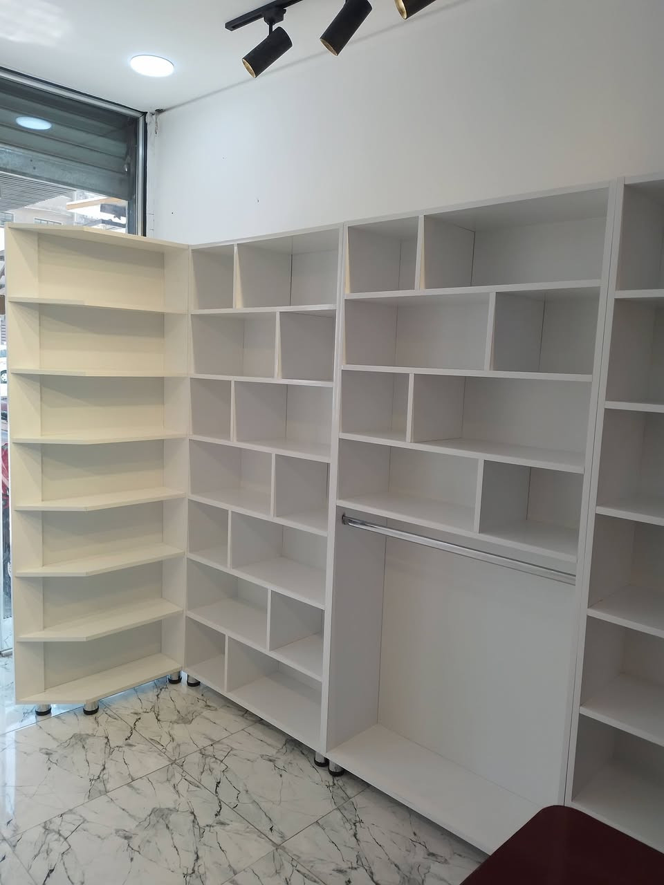 ***********. ابو حسن للديكور مستعدون تجهيز جميع المحلات التجارية وعمل ديكورات رفوف محلات الموبايل صيدليات كوزمتك عطاريات وبأنسب الأسعار كرستة وعمل العنوان بغداد حي القاهرة التواصل واتساب وارسل صورة الموديل المطلوب
