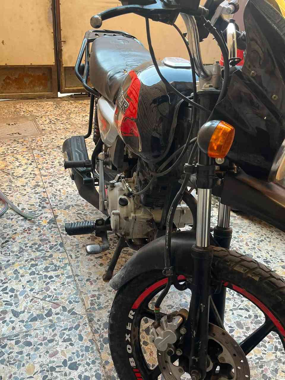 سلام عليكم دراجه بوكسر ما ناقصها شي بس الماشه بيها عواج فقط سعرها 950 سعر ايرانيه مكاني بغداد بلديات *********** واتساب 
*********** اتصال
