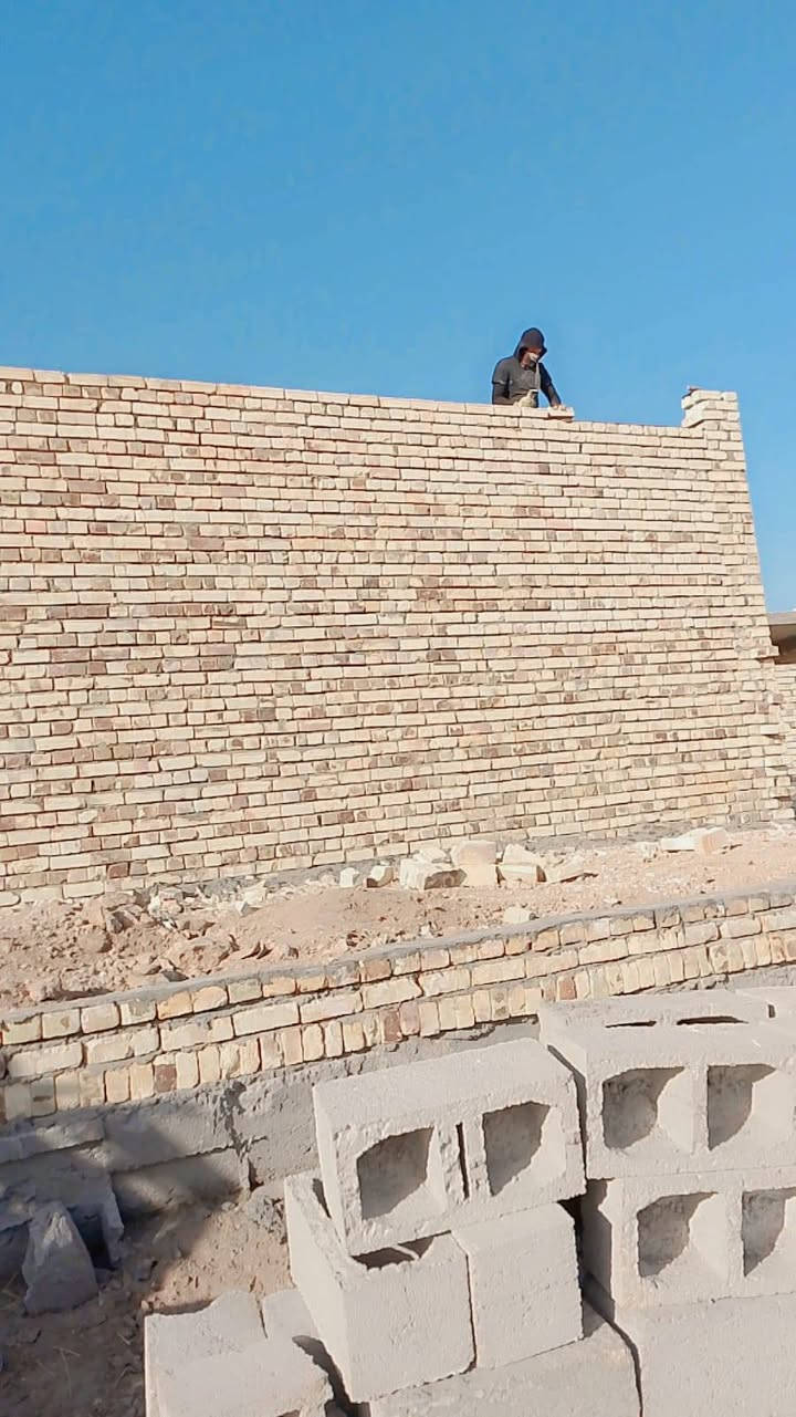 السلام عليكم كادر خلفات بناء ترميم ولبخ متفرق اسعار مناسبه ناخذ دبل مومقطوعه كرسته وعمل لتزام بالمواعيد دقه بالعمل متواجد واتساب تصال نطلع العماره اقضيه ونواحي ***********.  او ***********

نص مكتوب في الصور:
- HONOR X9c