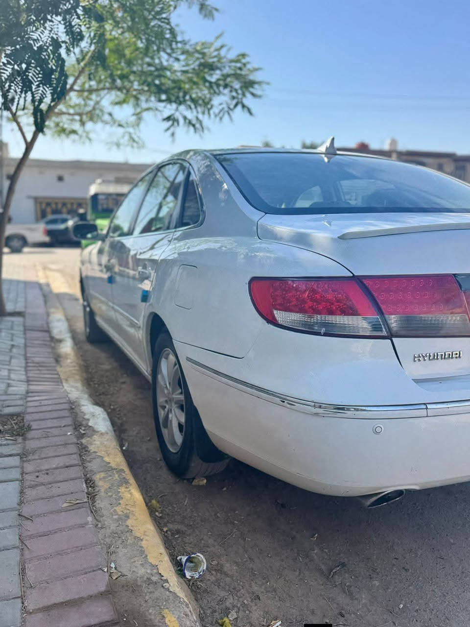السلام عليكم 
هونداي ازيرا ٢٠٠٩ خليجي ٢٧٠٠ 
محرك جديد وحداديه الخلفيه زينه 
الاماميه يرادلها شغل 
السياره مكفوله من الصبغ ما عدا الجاملغ الي وره الصدر 
تبريد شغال 
فتحة سقف 
اشارة بالمري الجانبيه 
معروضه ب٨٥ $ وبيها مجال
***********
