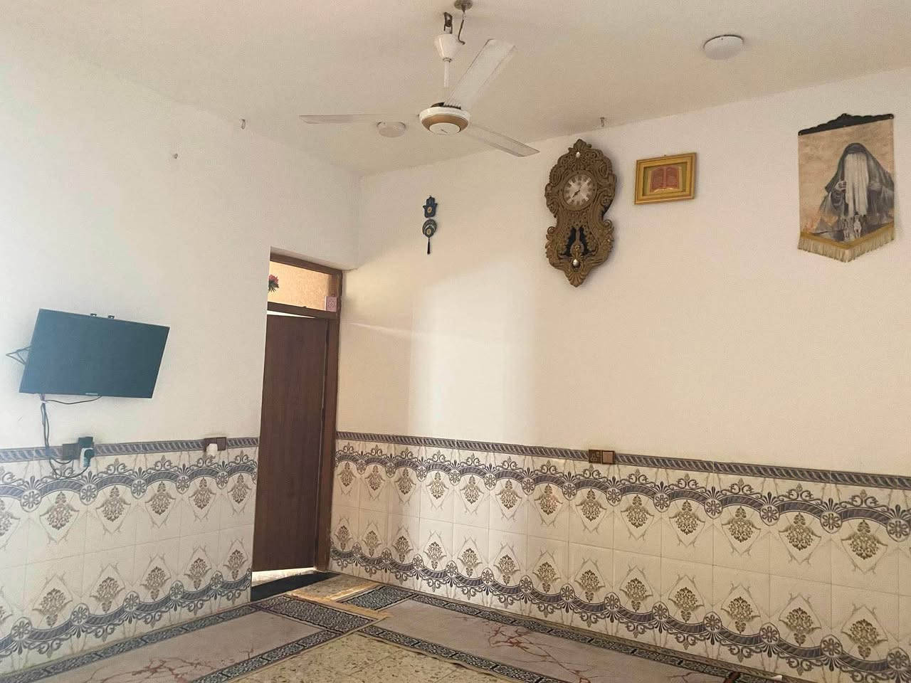 دار سكن طابو صرف في حي ( الكرار الأول )
بجانب مدرسة ( الأمال الأبتدائية )

مساحة ١٥٠ م - ( ٢ غرف نوم ) - ( تحويل مباشر )
( بناء طابوق - سقف صب كونكريت مسلح )
( كل الخدمات متوفرة / ماء - كهرباء - مجاري - تبليط 
انارة ) ( مدرسة بعد ٥٠ م عن الدار )
***********
