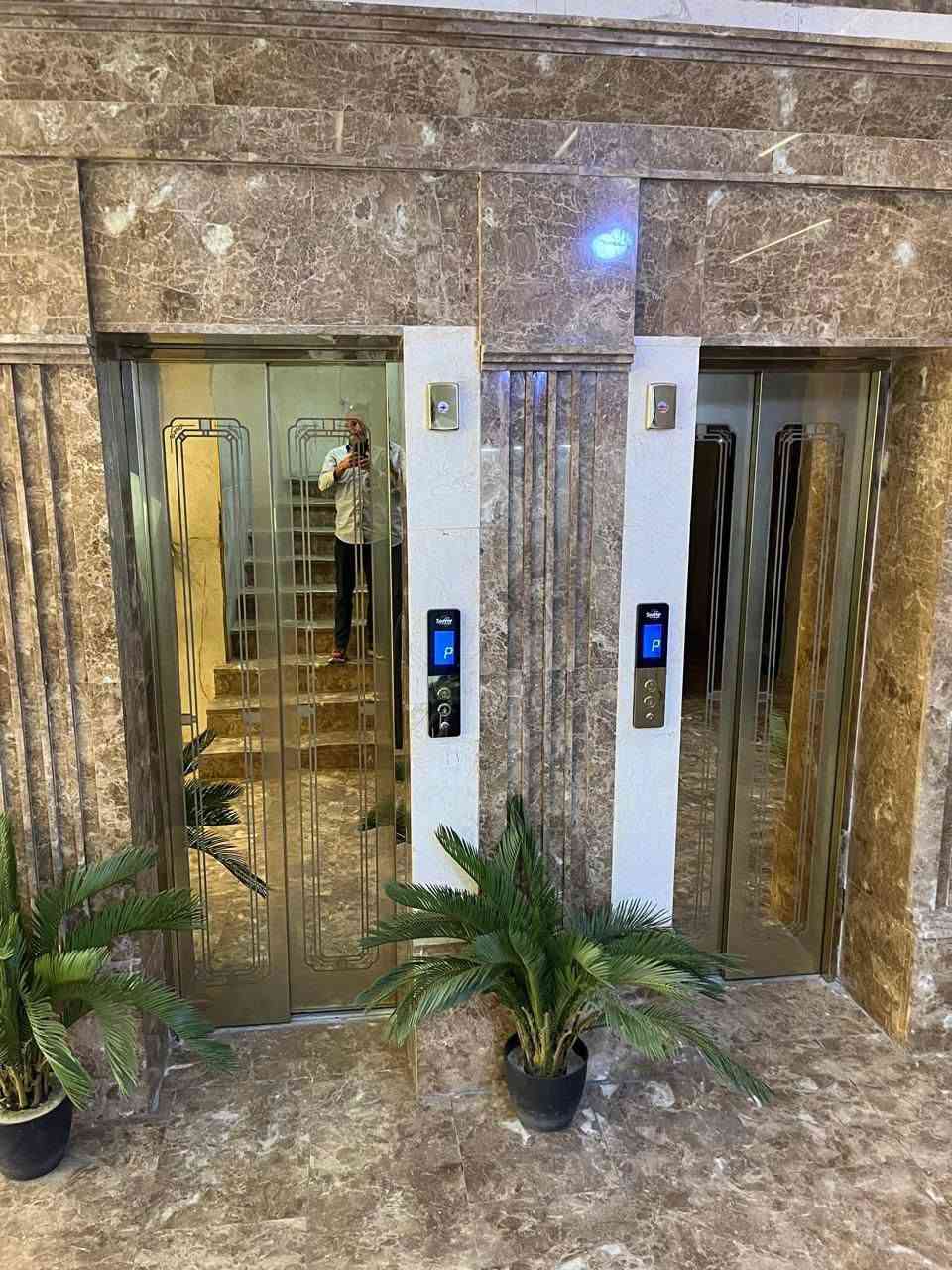 🏢 شقق مؤثثة للإيجار – بغداد / الكرادة داخل

📍 الموقع: إطلالة أبو نؤاس
🏠 يتوفر 6 شقق مؤثثة
🛏️ كل شقة تتكون من:
• غرفتين نوم
• صالة
• مطبخ
• خدمات متكاملة

✨ مميزات البناية:
🛗 مصاعد عدد 2
🛡️ سكيورتي وحماية
🚗 بارك سيارات خاص بالبناية
💡 متكاملة الخدمات

📞 للاستفسار والحجز: ***********
