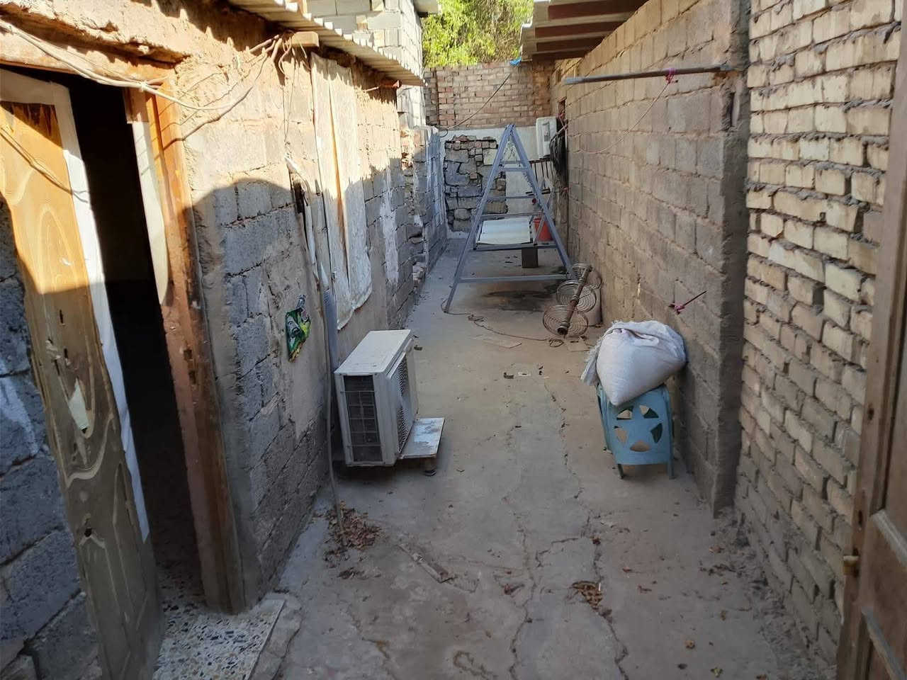 بيت تجاوز في بغداد الصالحيه البيت بي غرفه وهول ومطبخ وحمام وحوش كدام وره البيت من ضمن البيت قطعة أرض سعر 10مليون المساحه 150 العنوان بغداد الصالحيه يم قناة العراقيه الستفسار رقم الهاتف ***********
