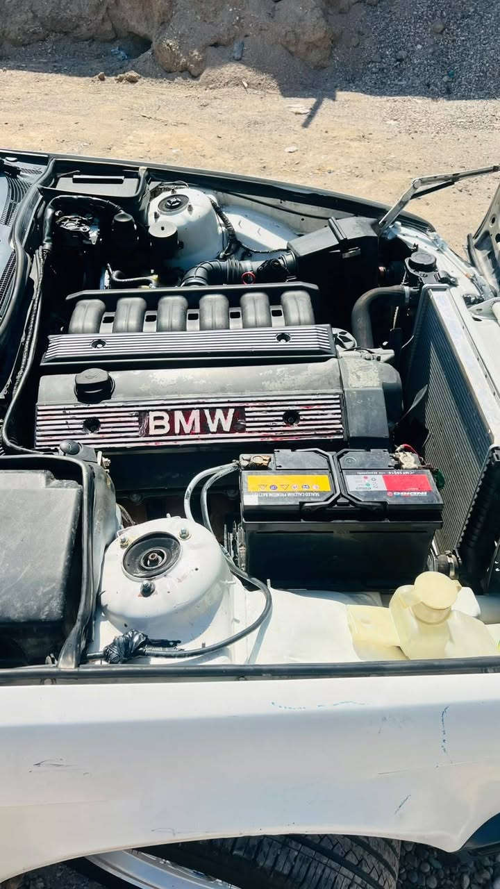 السلام عليكم
---

*للبيع BMW موديل 1991 كلاسيك* يرهم مراوس هم

*الموديل*: BMW [i34]

*سنة الصنع*: 1991

*المحرك*: [525] 

*كير* {جديد حاوية}

*اللون*: ابيض

*الحالة*: السيارة نظيفة ومحافظ عليها، يعوزها لو بوليش لو صبغ 

*السعر*: [40] وبيها مجال للطيبين

*المكان*: ديالئ- [جلؤلاء]

*الاتصال*: ***********

الجاد يشرفني يجي يفحصها
