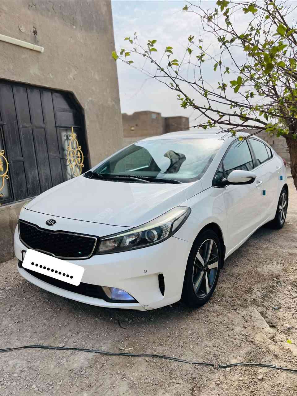 سلام عليكم للبيع كيا سيراتو فول موصفات فتحه وبصمه كفاله عامه رقم بغداد ماشيه ٨٩الف كارتون سياره جاهز من كلشي 
موصفات 
                         موديل ٢٠١٧
فتحه سلايت 

بصمه تشغل 

بصمه أبواب 

جنطه ذكيه 

ويل كب 

كزوز رياضي 

داخل لونين 

تبريد قطعتين 

مريات شفط 

سستم نيكل 

شاشه وكامره

انضمه قياده

حساس امامي وخلفي 

لد امامي وخلفي 

تحكم ستيرن كامل 

وبعد بيه موصفات 
سياره رقم بغداد جديد تخم تاير جديد مكينه ١٦٠٠كفاله من كلشي مكانه سماوه الوركاء السعر ١٣٥وبيه مجال رجا ماعجبتك سياره اعبر المنشور وتركب احسن منه ***********
