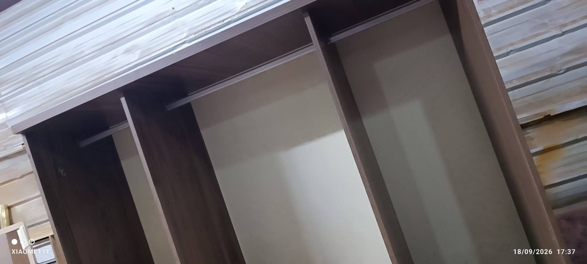كنتور ٤ باب ماركه قياس العرض ١٨٠ نظيف جدا 
***********

نص مكتوب في الصور:
- XIAOMI 11T 20/10/2023 19:30
- XIAOMI 11T 18/09/2026 18:12
- XIAOMI 11T 18/09/2026 17:37
- 18/09/2026 17:37