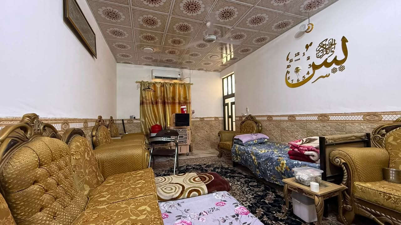 🏠 للبيع بيت سكني – موقع ممتاز
📐 المساحة: 100 متر مربع
🏡 طابق واحد
📜 طابو زراعي – سند 25

📍 الموقع:
خلف شارع معمل سمنت الكوفة بـ 50 متر من جهة البراكية، وخلف شارع سيد حبيب بـ 25 متر.

🔹 تفاصيل البيت:
• استقبال: 6 × 4
• غرفة نوم: 5 × 4
• مطبخ: 4.5 × 3.5
• صالة: 6 × 4
• مكشوفة كبيرة، ممكن تحويلها إلى مطبخ
• صحيات داخلية وخارجية
• طارمة صغيرة
• معظم الجدران مكسوة بالسيراميك
• الأرضيات بالكامل بورسلين
• سقوف ثانوية للبيت بالكامل
• السقف عكادة + فرشي

💰 السعر: 37 مليون دينار عراقي
🔸 يوجد مجال بسيط للتفاوض للجادين.

📞 للاستفسار والتواصل:
***********
