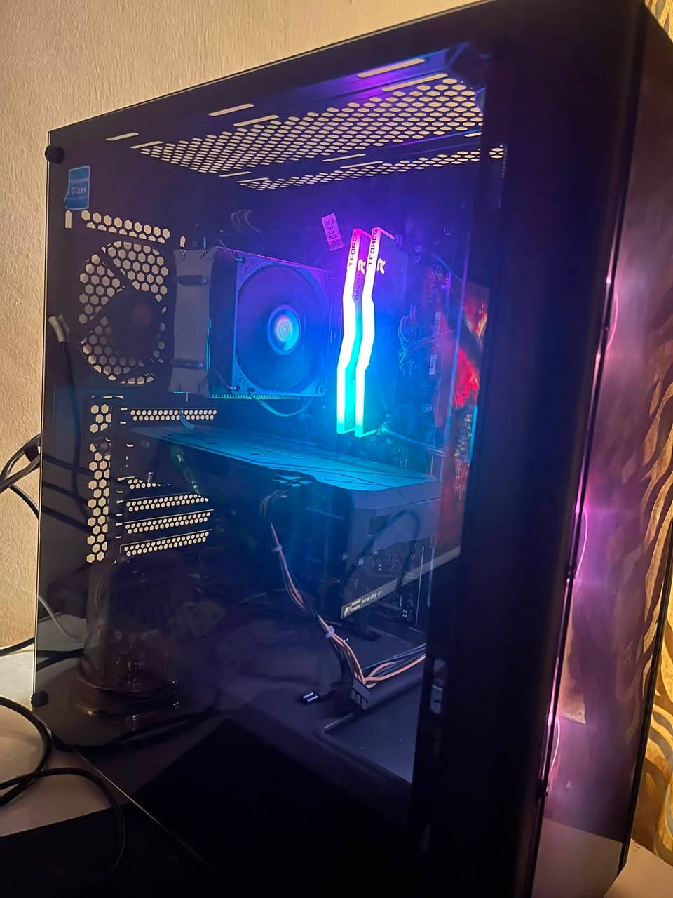 سلام عليكم
كيس تجميعه للألعاب و تصاميم 
للبيع بسعر 650 الف
المواصفات : 
Cpu : Core i7 10700kf
Gpu : Gtx 1660 super gigabyte
Ram : 16 3600 tforce white
M.B : Z490 ud gigabyte full atx
Hard 1 : Ssd 120 Gb
Hard 2 : Hdd 2000Gb
Power : 650 watt Thermaltake
Case : mid tower Thermaltake 4fan
مكاني بغداد الجديده 
رقمي : ***********
