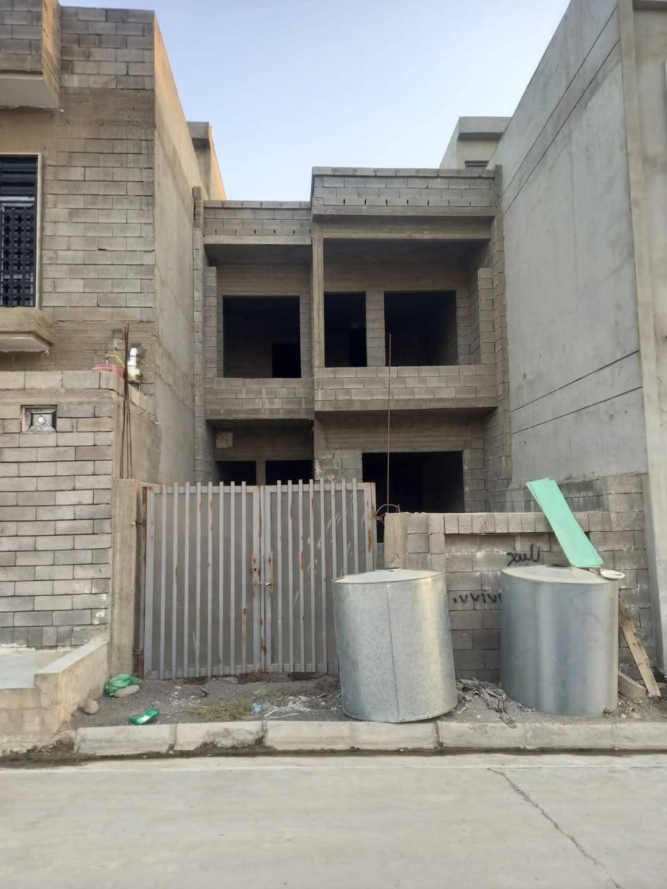 دار بالتعليم ١ هيكل للبيع ١٥٠ متر طابقين وبيتونة سكني طابو الزهور العمق ٢٥ الواجهة ٦ *********** واتس اب التفاصيل ٥ غرف
