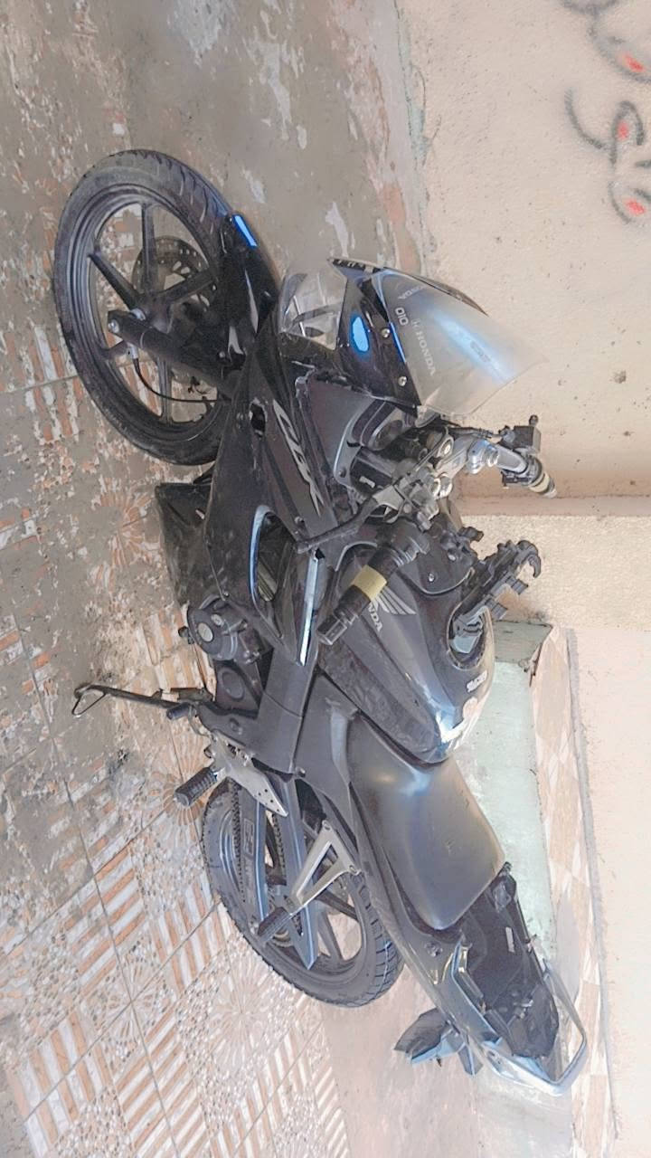 السلام عليكم دراجه سي بي ار... بطح السعر900وبيها مجال حك الجيه وإذا اكو مراوس بوكسر سهله المكان بغداد التاجي الحماميات ***********
