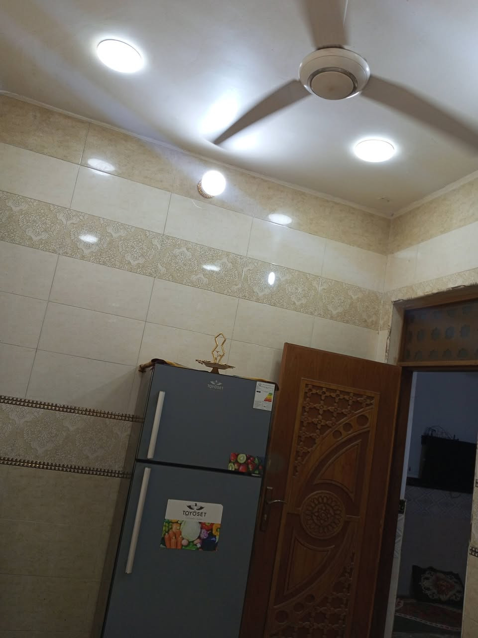 سلام عليكم.
بيت للبيع ....طابقين
 واجهيه 10م
مساحه 100م. مربع بطن ركن شارع 15
العنوان .حي الموظفين 8000
البيت يحتوي على استقبال .مطبخ .غرفه نوم.صاله .صحيات. طابق ارضي
طابق ثاني.غرفه نوم .صاله.صحيات .///استقبال .مطبخ. بناء  السقف  خدمات ماء. تبليط .مجاري.. علما مطلوب اسكان.......
***********@
