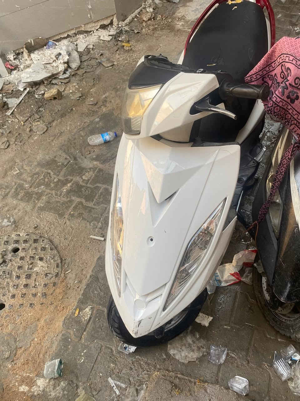 دراجه جيتي ار مثل ما موضح كدامكم خير من الله الله شاهد بكل وقت نكره سلف كفراتها البلديه هذن ال حمر بس بيهن كسور ول بيض هم بلاديات بس مصبوغات دراجه نقصها بس بوربن مال ماشه  كهربايت كلها شغاله عداد سرعه عداد بانزين رون ساعه دراجه جديده    (مراوس بوليس فقط )
*********** فقط واتساب
