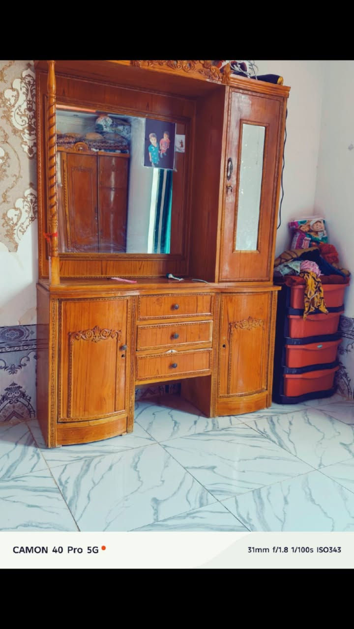 525خللعلم جايبها مليون ونص رقم الهاتف *********** عنوان دغاره

نص مكتوب في الصور:
- CAMON 40 Pro 5G 31mm f/1.8 1/100s ISO343