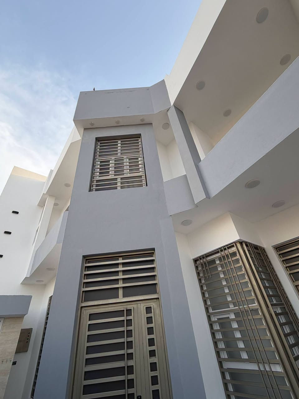 السلام عليكم دار للبيع 🏠
مع الاثاث 🛋️🪑🛌🪴🪞🖼️
البناء حديث 2025 البيت مرتب كلش
العنوان القاسم حي موسى الكاظم ع 
(مجمع المصلاوي)  طابو زراعي سند 25
المساحه 204 متر البناء حديث جدا 
البناء من افضل واجود ما يكون
من الرفت للسطح 
الطابق الاول 
مدخل البيت كلدور 
ستقبال مع صالة طعام 
مطبخ حار بارد 
صالة حديقه داخل الصالة
غرفة نوم 
غرفة نوم
ممر على عرض البيت 
منور للصالة
مجمع حمامات داخليه 
مجمع حمامات خارجيه 
جزامات ماطور
جزامات احذيه
جزامات دبات غاز 

الطابق الثاني 
صالة 
غرفة نوم 
صالة ثانيه 
مطبخ حار بارد 
مجمع حمامات
بلكونات ثنين
الشغل كل تفصال
بعد بيه كلش هواي تفاصيل البيت نبر ون والله لان اني شخصيا متابع البناء من الرفت لحد ماكمل البيت الله يستر عليه وشايف كل الخير للياخذه مابيه ولا غلطه
السعر 140 بيه مجال بسيط
للاستفسار اكثر ***********
