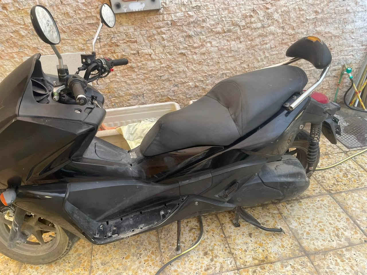 السلام عليكم دراجة فاز شغالة محرك مكفول يرادلها ترتيب كفرات ودبل الامامي اخوان بيع هلمرجود سعرها مليون بيها مجال قليل مكان حي جهاد ***********

