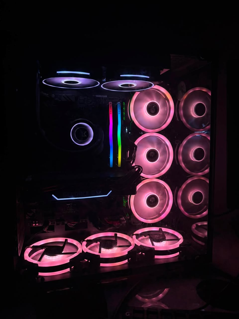 تجميعة
‎ المعالج: AMD Ryzen 5 3600 (3.6GHz)
 
كرت الشاشة: PNY GTX 1660 SUPER 6GB
 
اللوحة الأم:  ASUS TUF B450-PLUS GAMING 
 
الرامات: T-Force 16GB (2×8) بسرعة 3200MHz
 
التبريد: مبرد مائي Xigmatec Aurora Arctic 240
 
التخزين: 240GB SSD Kingston + 1TB HDD Seagate
 
مزود الطاقة: 700W Esgaming Bronze (جيد للتطوير مستقبلاً)
 
الكيس: Xigmatek Aqua Ultra 

كراتين قطع متوفره كما في الصورة 
سعر 550 الف قفل
مكاني بغداد كمب ساره

تواصل واتساب ***********

