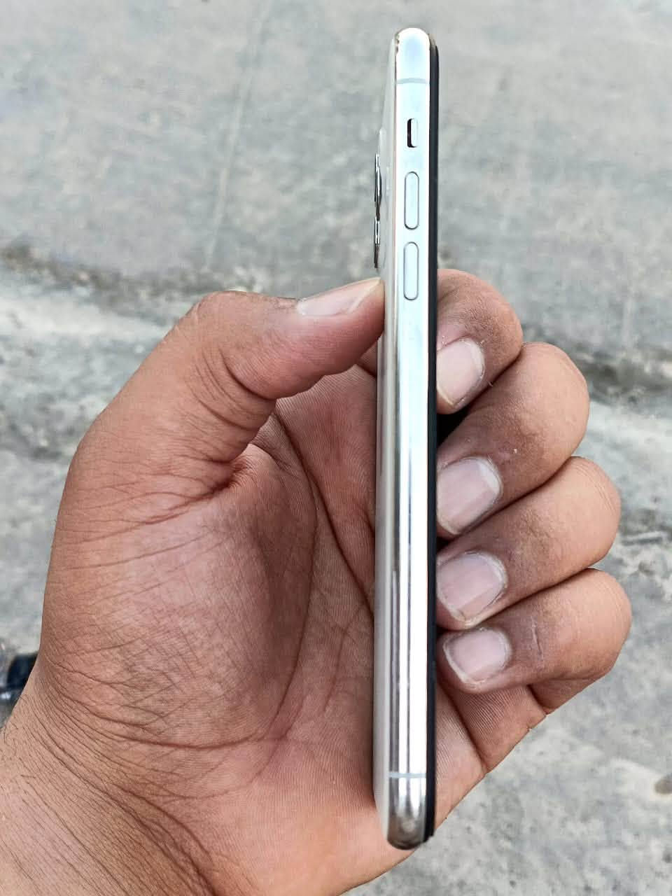 سلام عليكم للبيــع ايفـون 11 بروماكــس جهـاز ذاكره 64 بطاريـه 100 جهاز دبل سيم نسخة za فيس ايدي شغال جهاز مبدل شاشـه وبطاريه اصليات شرط  
السعــر: 235 وبــي مجال 
للستفسـار: ***********
