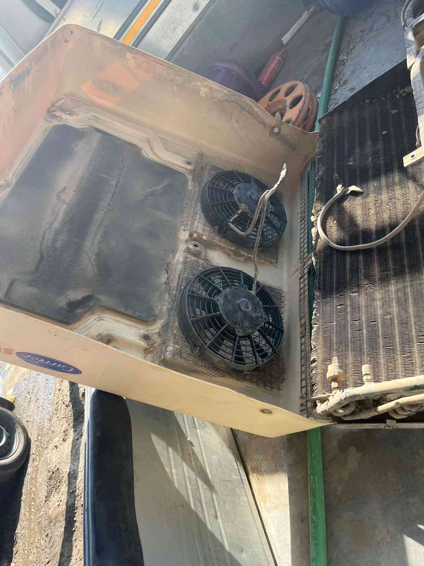 خدمات ابو حيدر للتبريد التاجي حي الصناعي 

نص مكتوب في الصور:
- *********** تبريد اسعاف للبيع
- تبريد اسعاف للبيع