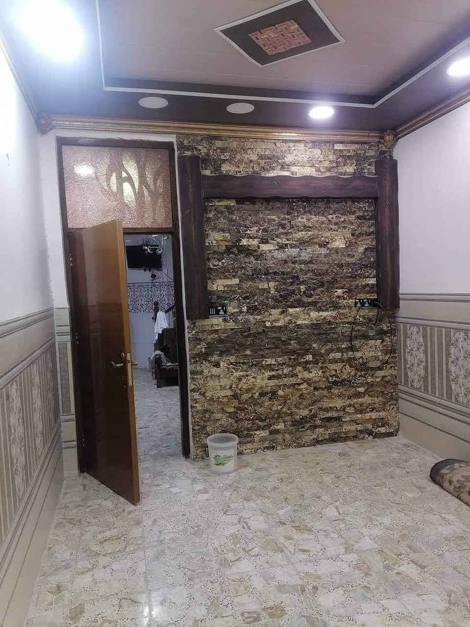 بيت للايجار مساحه 150متر طابق واحد غرفتين نوم مطبخ ستقبال كلدور صحيات موقعه شارع 60 خلف مدينة حمورابي السياحة  تفاصيل 
***********
***********
