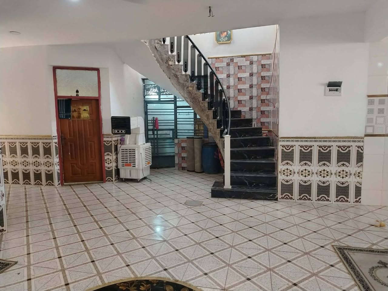 بيت للبيع دوانم النهروان خلف البانزيخانه مال الفين
مساحة 350 متر مع اغراض كاونتر مع غرقة نوم مع 3 تانكيات مع 2 كيزرات 
اوباقي التفاصيل اتصل ع الرقم *********** بي واتساب
