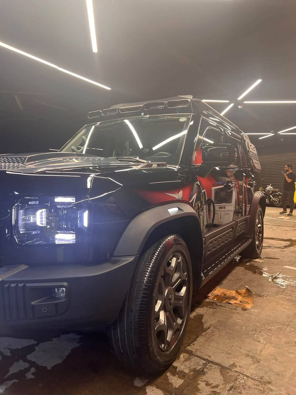 جيتور T2 1.5L Plug-in Hybrid LUXURY (بلگ-إن هايبرد) 🚘⚡️
الموديل: 2026
 حالة السيارة: ماشية 19,250 كم (قابلة للزيادة)، كلين تايتل
 المكان: بغداد
 السعر: 49,900,000 دينار عراقي
💥 التزويد والإضافات (بقيمة أكثر من 4,000$)
 حماية هيكل: حماية PPF كاملة من شركة NVN (بقيمة 2400$).
 التعديلات الخارجية:
 وجه وشباك ديفندر (الشباك الأصلي متوفر ومضموم).
 كشاف براري أصلي + سباية (محجر سقف) + سلم جانبي.
 ديكور رياضي على البنيد + واقيات رياضية للمرايا.
 ديكور جانبي مضاف مع كرك صغير وقناع تزويد مميز.
 واقيات جام أمامية ضد الكسر + درع حماية للباك لايت + تغليف يدات الأبواب.
 واقيات طين + واقيات إطارات + حماية أبواب وحافظات باب.
 شباك حماية للراديتر.
 التعديلات الداخلية والراحة:
 أرضية مغلفة لاستيك حراري + دواسات خاصة طبقتين.
 دوشمة كشنات فاخرة.
 مسند سيليكون + أحزمة سيليكون + عتبات باب.
 ملحقات إضافية: شاحنة السيارة الأصلية مرفقة.
⚙️ المواصفات الفنية (أداء جبار واقتصادي)
 المحرك: 4 أسطوانات سعة 1.5L تيربو + محرك كهربائي.
 القوة الإجمالية: 380 حصان.
 عزم الدوران: 610 نيوتن.متر.
 ناقل الحركة: أوتوماتيكي مخصص لنظام الهايبرد (3DHT).
 سعة البطارية: 26.7 كيلووات/س.
 المدى: يصل إلى 1100 - 1200 كم بشحنة وتفويلة وقود كاملة.
 استهلاك الوقود: اقتصادي جداً بمعدل 6.3 لتر لكل 100 كم.
✨ أبرز مواصفات فئة Luxury
 التصميم والفتحة: فتحة سقف بانوراما قياس 1.1 متر + جنط قياس 20 إنش.
 الشاشات والصوت: شاشة تحكم عملاقة 15.6 إنش + شاشة قيادة 10.25 إنش + نظام صوتي فاخر من Sony بـ 12 سماعة.
 الأنظمة والتقنيات:
 كاميرات محيطية 540 درجة + حساسات أمامية وخلفية + نقطة عمياء.
 نظام قيادة شبه ذاتية + رادار تفاعلي + نظام كبح تلقائي للطوارئ.
 تحذير مغادرة المسار والمساعدة للبقاء فيه.
 شاحن لاسلكي سريع + إنارة محيطية متعددة الألوان.
 بصمة وتشغيل عن بعد + أبل كاربلاي وأندرويد أوتو.
 الراحة: مقاعد جلد كهربائية ومبردة مع حافظة وضعيات قيادة + قبضة جير كرستال + صندوق خلفي كهربائي (شفط).
🛡️ ضمان الوكالة
 ضمان السيارة: 5 سنوات مفتوح الكيلومترات.
 ضمان المحرك: 9 سنوات أو 1,000,000 كم.
 ضمان البطارية: 7 سنوات أو 150,000 كم.
***********
