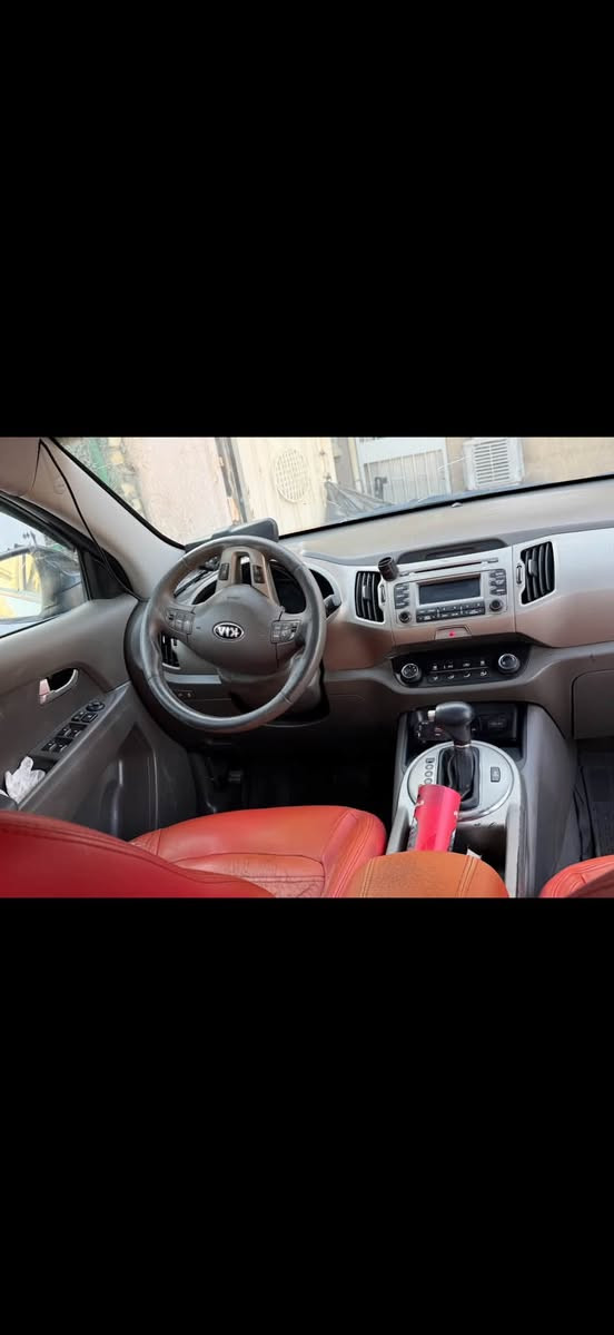 السلام عليكم 
سبورتج 2014 وارد امريكي 
حادثها جاملغ ودعامية بدون دواخل 
محرك 2400 gdi 
رقم بغداد باسمي 
مواصفات فور ويل 
تحكمات ستيرن
تبريد قطعتين 
وباقي المواصفات المعروفة
بيها قطع صبغ ابيع حزام
السعر 100 ورقة وبيها مجال للشراي 
عنواني بغداد البياع شارع الضغط 
***********
