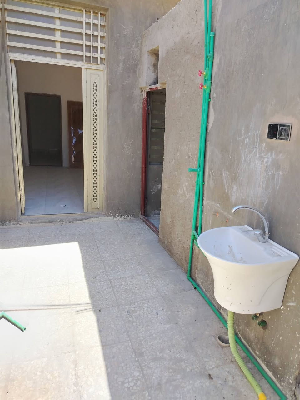 دارين للبيع المساحة الكلية 240
@إشارة @. #البيت الصغير 75 متر

#محتوى البيت الصغير

غرفة وصالة كبيرة ومطبخ وصحيات 

 #البيت الكبير 165متر 

#محتوى البيت الكبير

غرفتين واستقبال ومطبخ مفتوح عالصالة وحديقة طارمه. 

  #العنوان_نجف_.        كوفة 

شارع المعمل خلف مدرسة الشهيد علي الرماحي شارع سيد حبيب ثاني فرع على ايدك السيره

#نوع البناء 

اساس صب بناء بلوك طفيلي سگف صب عمل درجه اولى سيراميك بورسلين خريطة مهندس 

 #السعر85 وبي مجال للاستفار الاتصال *********** علما ان مشمول بالتطويب علما البيت الزغير مأجر 125 الف بالشهر والبيتين مشتغلين بالمعامله والمعامله بالبلدية موجوده ومتوفر انترنت ضوئي ومدارس ابتدائية ومتوسطة بنات ولد ومدارس أهليه ومستوسف وسوك
