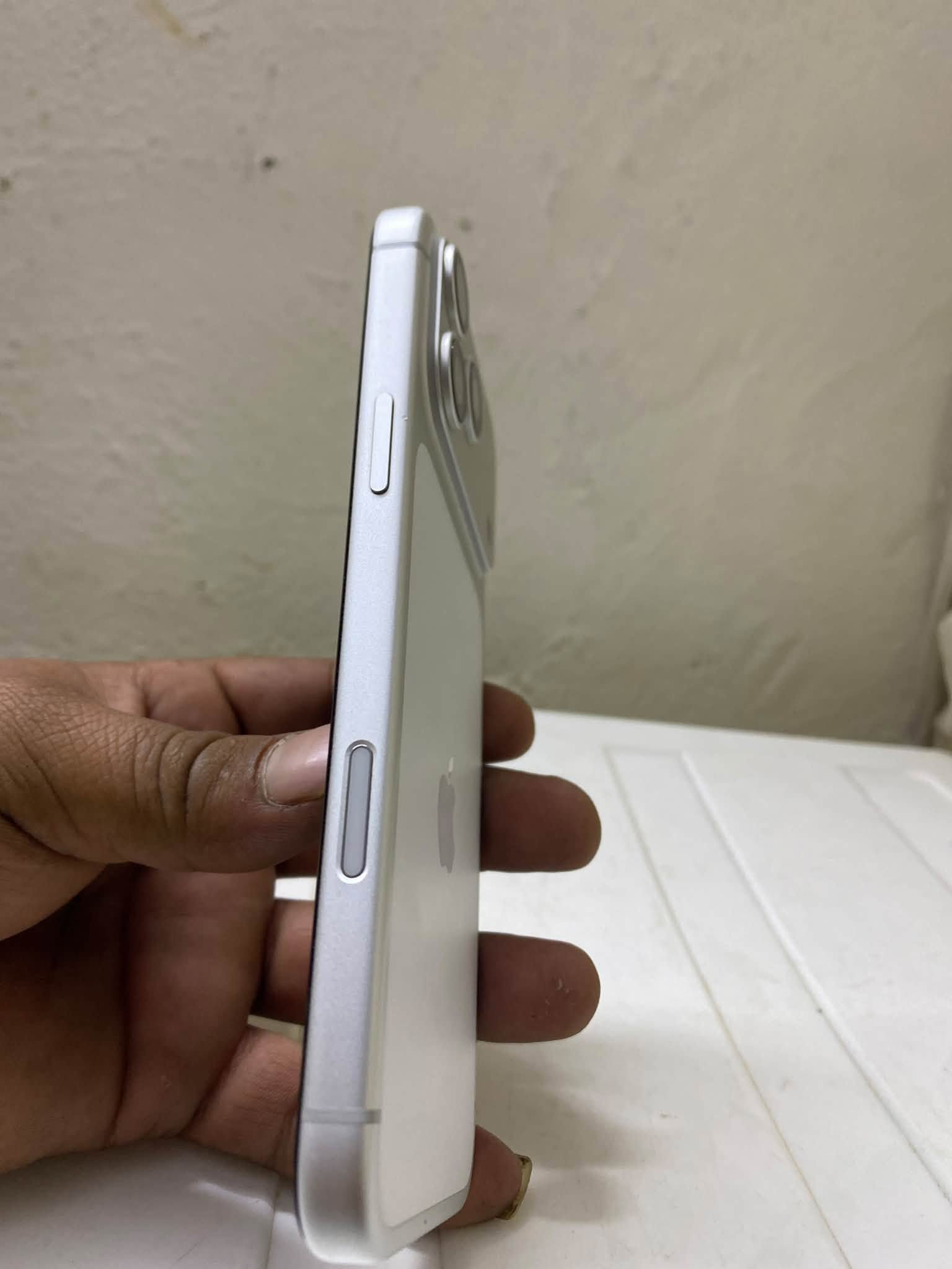 📱 **للبيع iPhone 17**
الجهاز بحالة ممتازة ونظيف جداً ✨  
✅ أصلي  
✅ استخدام خفيف  
✅ بدون أي عطل  
✅ جميع الملحقات متوفرة  
✅ الفاتورة والكفالة متوفرة إن وجدت  
✅ قابل للفحص قبل الشراء  

📍 الموقع:بغداد [ المنطقة] المشتل 
💰 السعر: 1800 وبي مجال /ملاحضه شريكه الكترونيه 
📞 للتواصل: *********** الهاتف]

**الجادون فقط، والتواصل خاص.**

نص مكتوب في الصور:
- حول
- iPhone على <
- 26.6.1 <
- اسم الطراز iPhone 17 Pro Max
- رقم الطراز
- الرقم التسلسلي
- تاريخ انتهاء الصلاحية ٢٠٢٧/٦/٢٣ الضمان المحدود <
- الأغاني
- الفيديوهات ۳۷۸
- الصور ٥٧٢
- التطبيقات ۳۳
- السعة ٢٥٦ غ.ب.
- متوفرة ١٥٠,١ غ.ب.
- عنوان Wi-Fi 0C:6F:8B:BF:C7:A0