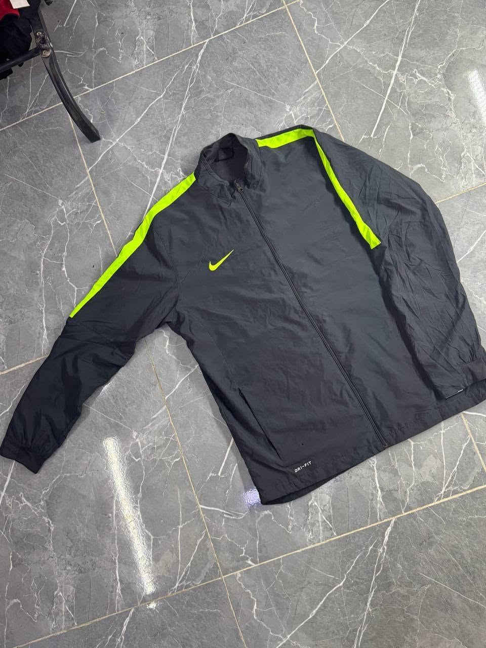 نايك • مستعمل • XL يلبس L