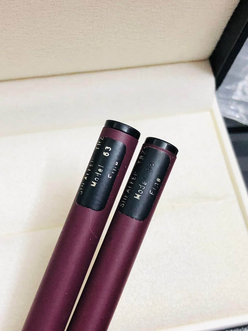 سيت أقلام شيفر ( Sheaffer) 
أمريكي اصلي انتاج الثمانينات 
حجري مع طلاء الذهب 
ريشه طلاء ذهب 
حبر - جاف - الحجم F  
السعر ٨٠  الف 
للاتصال ***********
