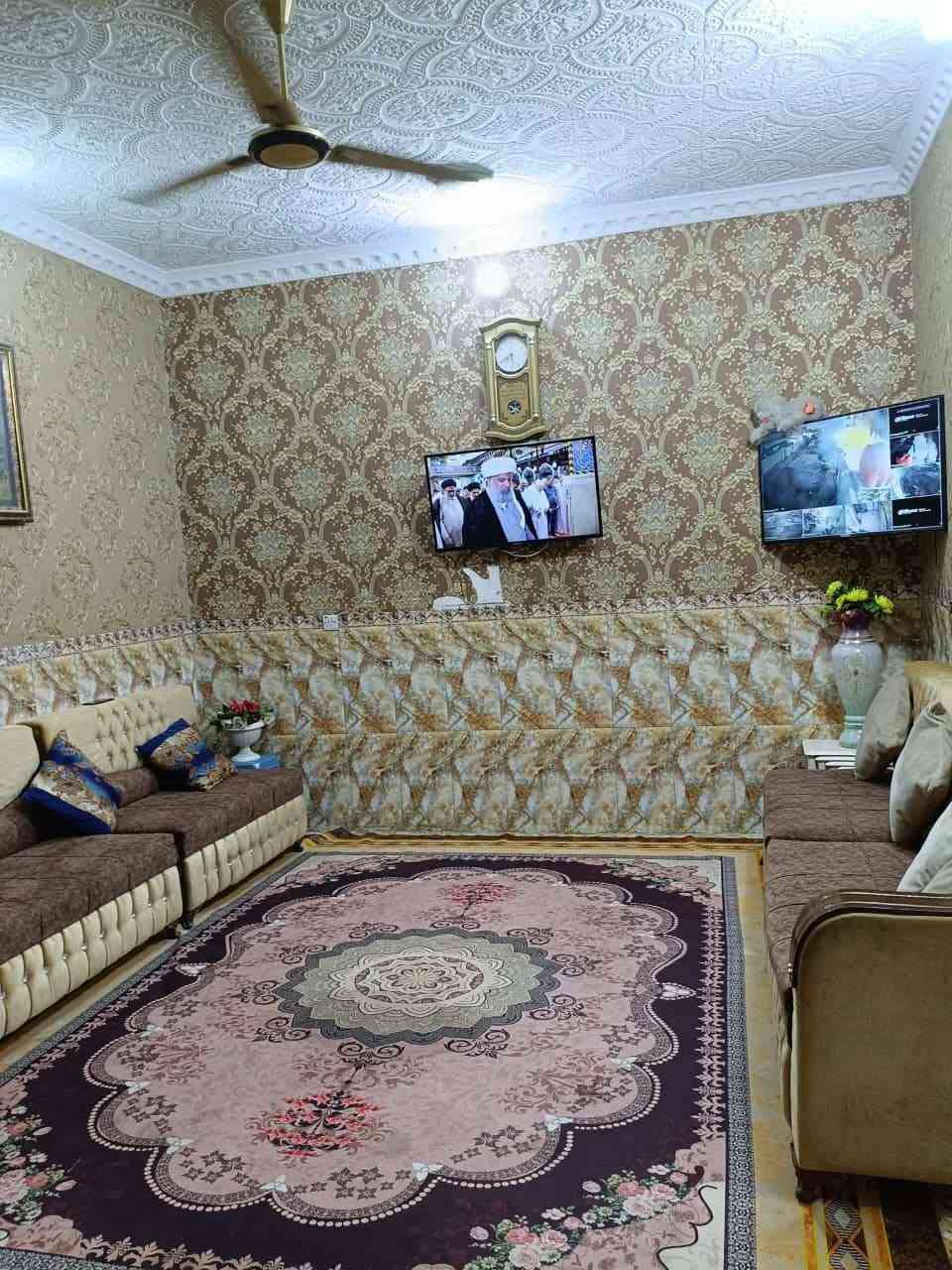 السلام عليكم 
دار للبيع طابو صرف مساحتة ١٥٠م 
ابوغرق حي الحسين خلف الضغط ثالث بيت عن الشارع وعن التبليط 
طابقين غرفتين وحده فوك وحده جوه استقبال كليدور مطبخ صحيات وكليدور وبيتونه وغرفة بالطابق الثاني 
سعر  ١٢٥ وقابل للتفاوض ومطلوب للاسكان ٤ ملايين التسديد الشهري ١٧٢ الف للاستفسار الاتصال ***********
