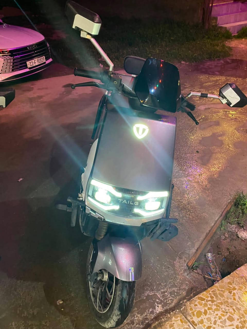 دراجة T-POWER )TAILG)
5 بطاريات كهربائيات شغالة *
كل الي بل دراجة مال شركة ما مبدل بيها شي فقط باتري واحد *
دشبول كهربائي يقرة بي شحن الدراجة و عداد شغال طبيعي *
معلومة * 
بيها مشكلة كهربائية ماعرف شنو لان مو صاحب خبرة بهيج دراجات تهبط شحن و أساساً هيه مشحونة شحن كامل * 
ييجي وياها شاحنتها *
*********** 
للتواصل
