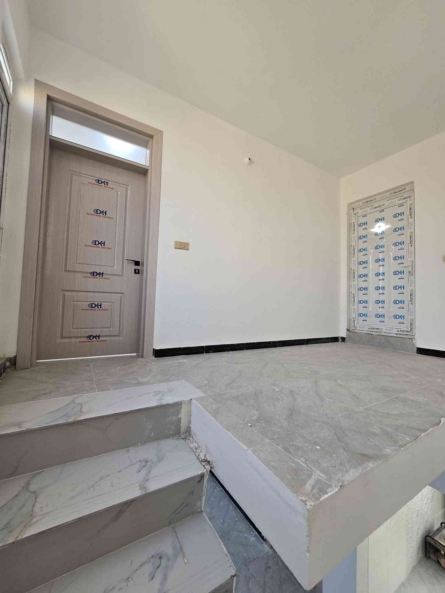 بيت عدد 2 للبيع 
جديد للبيع – جاهز للسكن الفوري! 🏡✨
​فرصة للاستثمار أو السكن العائلي الراقي في موقع مميز وهادئ.
​📍 الموقع: [حي الجامعه نهايت شارع ٢٠ ]
📐 المساحة: 115 متر مربع
🏗️ حالة البناء: بناء حديث (تشطيب سوبر ديلوكس)
​مواصفات الدار:
​غرف نوم واسعة بتصميم عصري عدد ٢ 
​صالة  مفتوحة بإضاءة حديثة
استقبال كبير وواسع 
​مطبخ مجهز ومستقل
​خدمات ومنافع متكاملة
📜 الملكية: [طابو زراعي سند ٢٥ مشمول بالتمليك ]
​📞 للتواصل والمعاينة مباشرة: مكتب علي كتاب للعقار والمقاولات العامه .حي الجامعه منتصف شارع 20 
💬 واتساب مباشرة: [*********** ]
