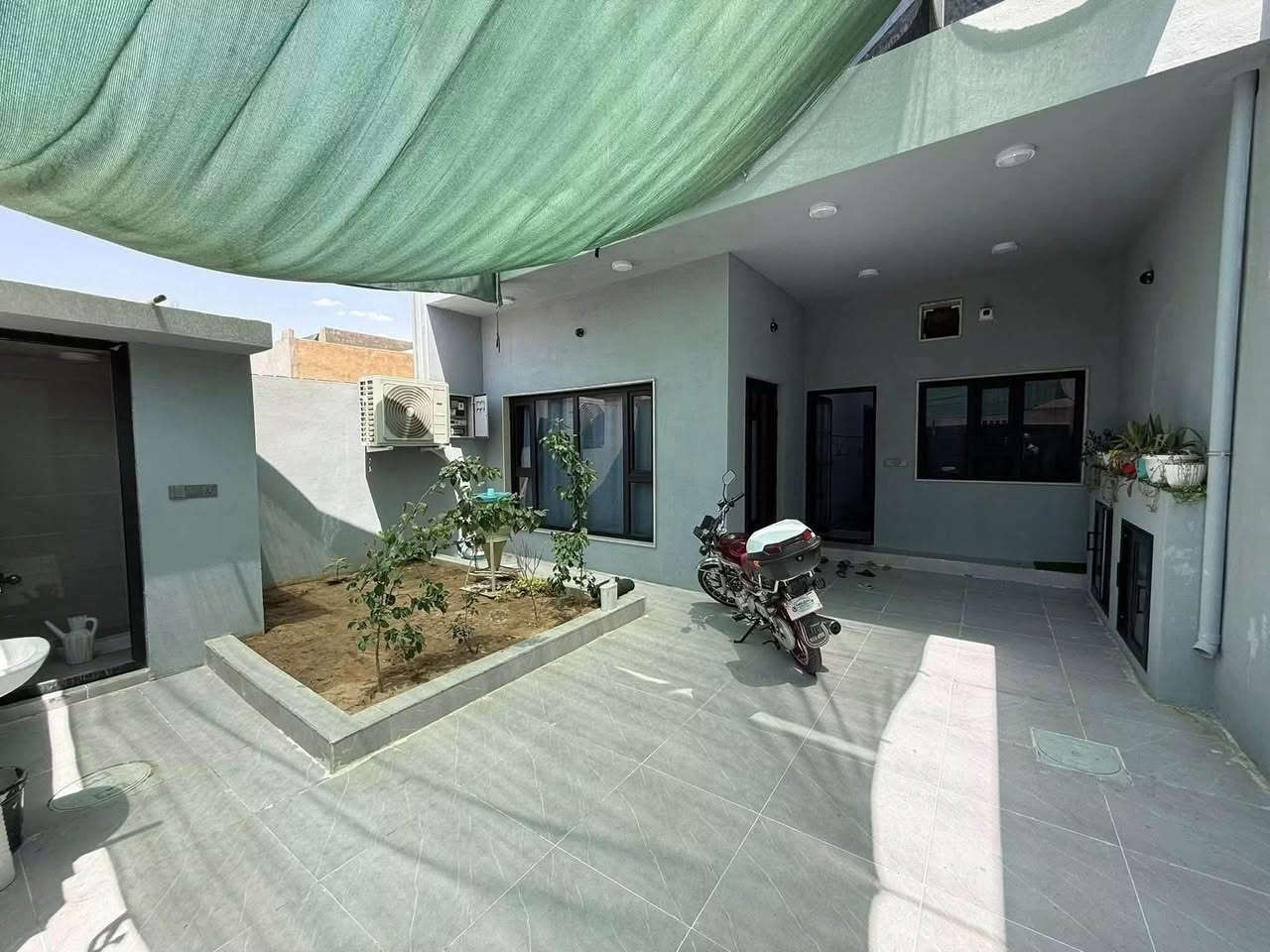 #دار #للبيع  🏠  طابقين طابو ملك صرف بناء حديث واجهة ملكي
بيت فول بناء درجة اولى مجهز بنضام الطاقة الشمسيه

#المساحة :  175 متر  

#واجهة الدار :  7.5

#السعر  :- مراسله الصفحه او واتساب او الاتصال
***********
***********

#الموقع :- كركوك —  القادسيه الثانيه مقابل حلويات الشام 

#تفاصيل الدار

♦️الطابق الاول
 
- استقبال 
- هول
- غرف نوم عدد اثنين
- مطبخ بارد
- مطبخ حار
- درج داخلي
- صحيات 
- حديقة
- كراج سياره 

♦️الطابق الثاني 

- هول
- غرفة نوم عدد اثنين
- صحيات
