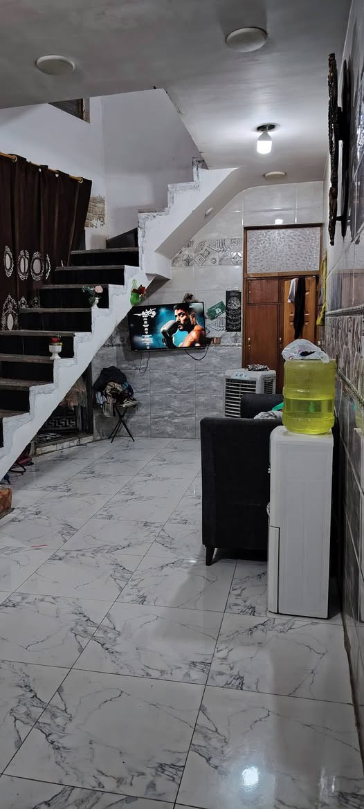 سلام عليكم بيت للبيع البلديات المعسكر المساحة ١٠٠ متر الواجهة ٥ ونزال ٢٠ طابقين يحتوي على ثلاث غرف نوم الغرفه الثالثه نقص ارضيه وبياض +ستقبال +حمامات ٣+مناور ٢+صاله واسعه +طرمه مترين ونص السعر ٨٠ اوبي مجال الأستفسار ***********
