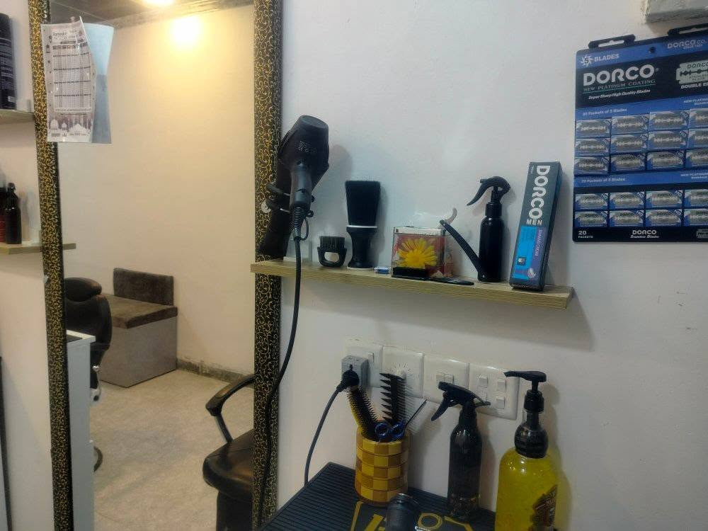 غراض محل حلاقة.
كراسي 2.
مرايات 2.
كومداين 2.
عدة حلاقة.
جكمجة مساعد حلاقة.
رفوف.
منشر وية خاوليات.
مسطبة جلوس 7 متر وتصير صندوق.

***********
