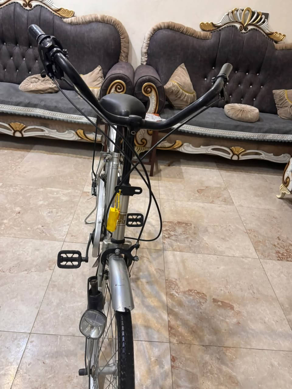 بايسكل بناتي. للبيع الباسكل نضيف تايراته واجوتبته جدد وابريكاته شغاله السعر١٠٠وبي مجال حك الجيه العنوان بغداد السكان مجاور كليه المؤمنون ***********
