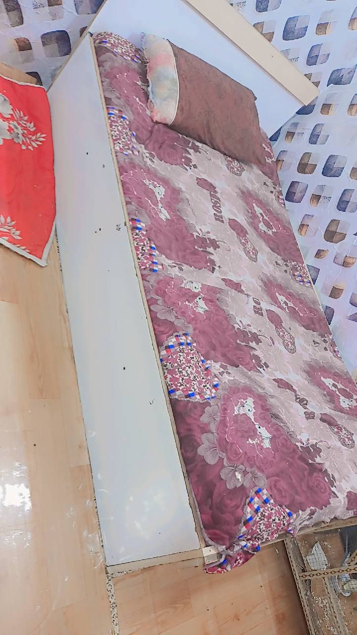 قنفات خمس قطع ميه وخمسين وجربايه تخته نفر السعر عشرين***********
