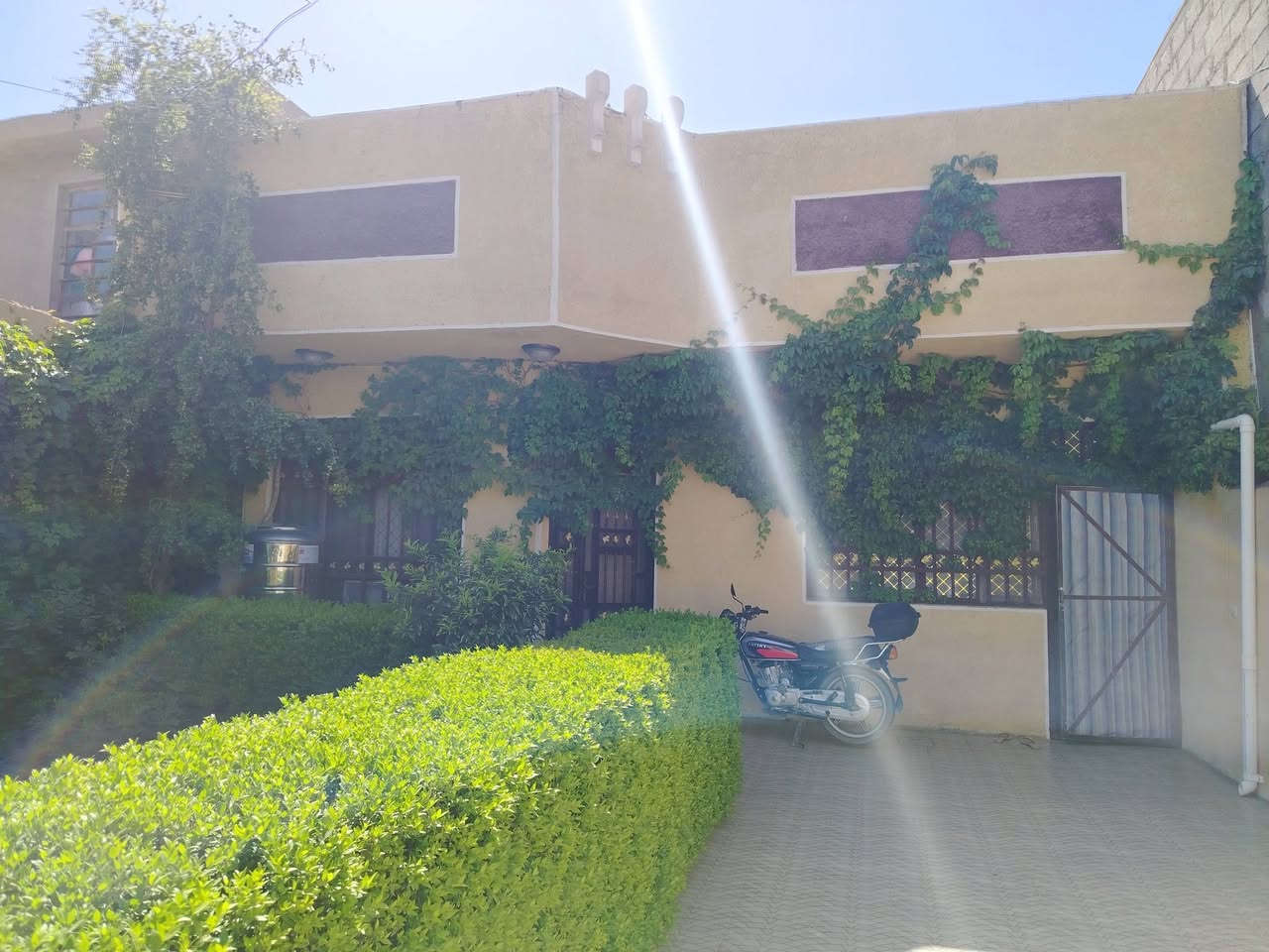 دار للبيع عقد زراعي ١١٧ في منطقة شيخ طالب العلي  منطقة الكهرباء السعر ١١٥ مليون وبي مجال بسيط المساحة ٢٠٠ م  يحتوي على استقبال وصاله كبيرة وغرفة كبيرة وبيتونه كبيرة جداً قطعت منه غرفة صغيرة ومخزن ومنور على طول البيت ومطبخ وكراج كبير وحديقه وصحيات وتواليت خارجيه وخدمات كامله تبليط ومجاري وأسواق ومدرسه كلشي متوفر البيت بفرع أسواق ابو قتيبة  للاستفسار ع الخاص وا على الرقم ***********  أبو عبدالله
