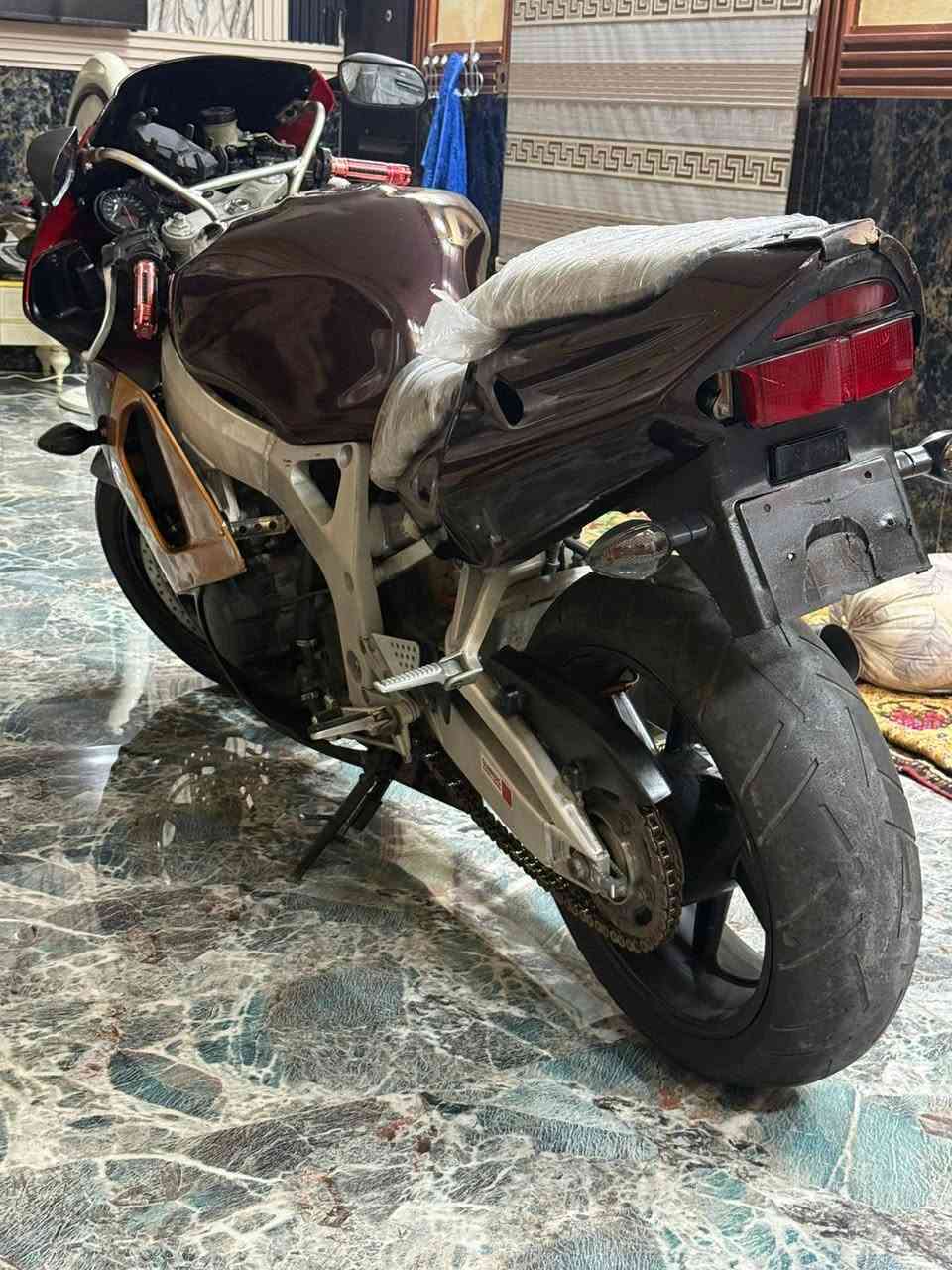 🔥 للبيع هوندا CBR 919 (العملاق) 🔥
​عيني الصقر، للبيع دراجة 919 نظيفة وحش بجم عريض، التعديل ووصبغ جديد، والدراجة جاهزة وقوية.
​🔹 المواصفات:
​المحرك: محرك مفتوح ونضيف يم دانا، صوت ضعيف أنسى الحماوة،  دك سلف وتوكل على الله.
​البدي والشاصي: مرتب وما بيه نقص. ومغسولة تفتح النفس.
​الاستعمال: دراجة نظيفة واعتمادية اداما كاملة بلاكات ودهن وكابريتر كلة جديد وتستاهل كل فلس.
​الدراجة متواجدة بـ [كركوك].
السعر: [1.750.000].
​للاستفسار والتواصل (اتصال أو واتساب):
📞 [***********]
