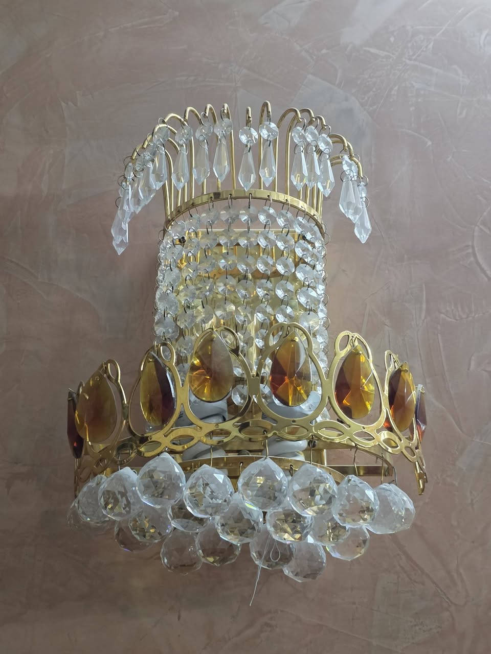 السلام عليكم اربع براكيتات مع اثنين ثريات كبار لا عطلانه ولا خربانه اخت الجديده كلها كرستال ثقيل للاستفسار الاتصال على الرقم ***********
