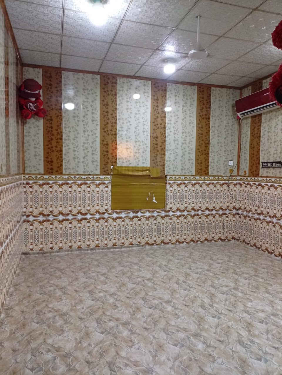 السلام عليكم دار سكن للبيع بلديه بي معامله تمليك ابو الخصيب عوسيان شارع القصور بل البدايه المساحه 100متر يحتوي على ثلاث غرف ثنين جوه وحده فوك وصاله  مطبخ صحيات  بيت مرتب ونضيف السعر 30 مليون وبي مجال للشراي التواصل ***********
