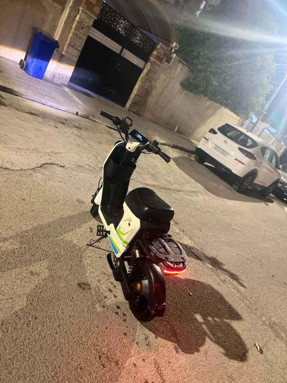 السلام عليكم ماطور شحن للبيع ماطور أخوه الجديد كلو شغال بيها بطاري وحد منتفخ ماطور شغال كامل يمشي حقيقي ٨٠ السعر 275 وبيها مجال

