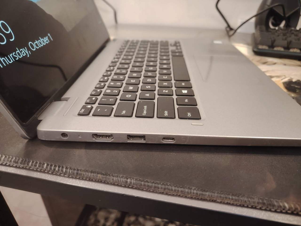 مساء الخير أخوان 
لابتوب dell لمس قلاب 360 درجه 
Cpu : i5 8256U 
GPU : INTEL UHD graphics 620 (4 gb)
Ram : 8 gb
Hard : NVme m.2 ssd 265 gb 
حجم الشاشة 14 لمس نظيفه كلش مثل ما تشوفون بالصوره 
سعرها 350 مكاني بغداد البياع حي التراث وعندي توصيل

