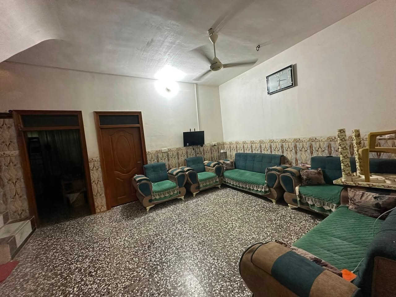 دار سكن طابو صرف في ( حي الأمير الأول ) 
بجانب بيت أستاذ ( حبيب حسين خليل  ابو سجاد )

مساحة ١٦٥ م / وجه ٧ ونص م / نزال ٢٢ م 
بناء بلوك - سقف صب كونكريت 
(( طابقين ))
طابق أول :- ٢ غرف نوم - صحيات داخلية + خارجية
طابق ثاني :- ٢ غرف نوم قيد الأنشاء 

كل الخدمات متوفرة - ماء - كهرباء - تبليط - انارة 
مجاري - ((( شارع بعرض ١٥ م )))(( تحويل مباشر ))

للاستفسار مراجعة مكتب غازي للعقار   
واسط - الزبيدية - قرب أفران المائدة  *********** 
***********
